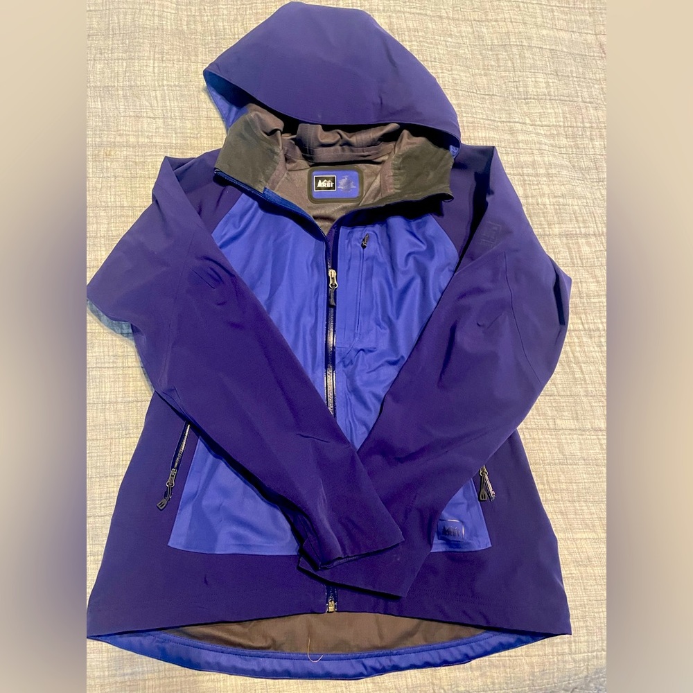 REI Women’s Raincoat- LIKE NEW - Size Large